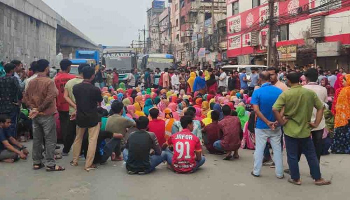 গাজীপুরে বকেয়া বেতনের দাবিতে মহাসড়ক অবরোধ
