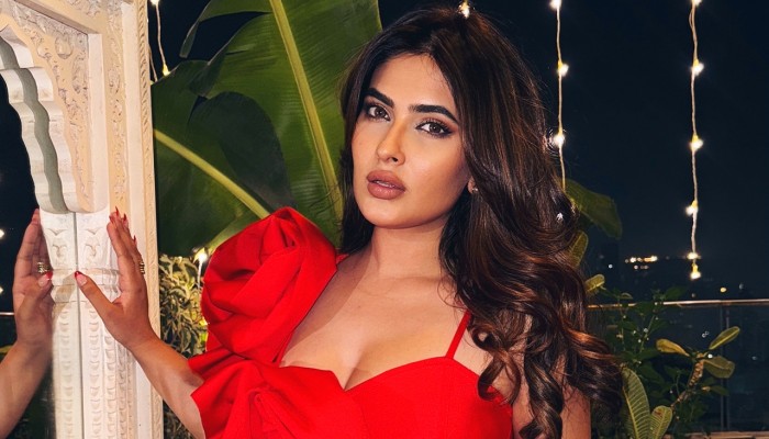 চলন্ত ট্রেন থেকে লাফ দিলেন কারিশমা!
