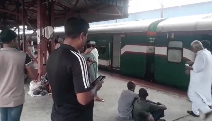ভাঙ্গায় সড়ক-রেলপথ অবরোধ, দক্ষিণাঞ্চলের ট্রেনে শিডিউল বিপর্যয়ে যাত্রীদের দুর্ভোগ