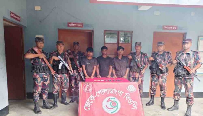 চাঁপাইনবাবগঞ্জ সীমান্তে অবৈধ অনুপ্রবেশের অভিযোগে ৩ বাংলাদেশি আটক
