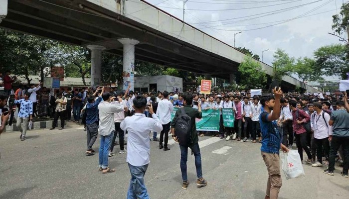 সাতরাস্তায় শিক্ষার্থীদের অবরোধ, যান চলাচল বন্ধ