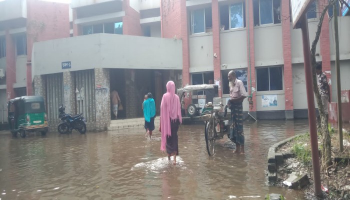 পুঠিয়া স্বাস্থ্য কমপ্লেক্সে জলাবদ্ধতায় ভোগান্তি, রোগ ছড়ানোর আশঙ্কা