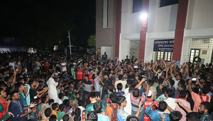 রাকসু নির্বাচন পেছানোয় ছাত্রশিবিরের বিক্ষোভ, ছাত্রদলসহ অন্যদের উচ্ছ্বাস