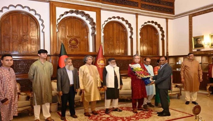 হিন্দু ধর্মাবলম্বীদের সঙ্গে রাষ্ট্রপতির শুভেচ্ছা বিনিময়