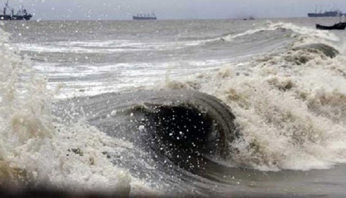 সমুদ্রবন্দর থেকে নামল সতর্কসংকেত