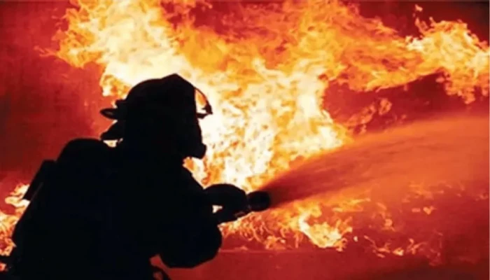 সদরঘাটের পাইকারি বাজারে আগুন, এক ঘণ্টার চেষ্টায় নিয়ন্ত্রণে