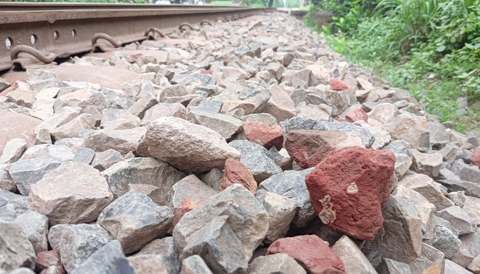 রাজশাহী-আব্দুলপুর রেললাইনে পাথরের সঙ্গে ইটের খোয়া