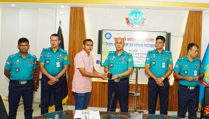 রাজশাহীতে আরএমপির উদ্যোগে হারানো ৭৫টি মোবাইল মালিকদের হাতে হস্তান্তর