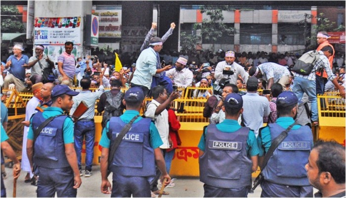 শিক্ষকদের ছত্রভঙ্গ, যানচলাচল স্বাভাবিক