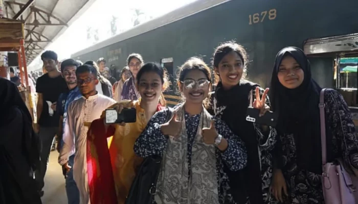 শাটল ট্রেনে ‘ইতিহাসের সাক্ষী হতে’ ভোট দিতে এলেন শিক্ষার্থীরা