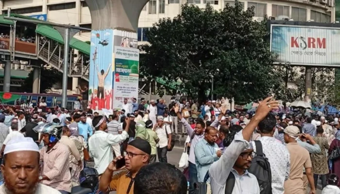 শাহবাগ অবরোধ করেছেন এমপিওভুক্ত শিক্ষকরা