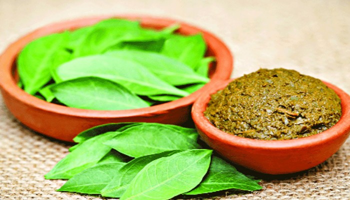 মেয়েদের জন্য পায়ে মেহেদি লাগানোর বিধান কী?