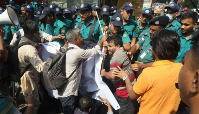 শাহবাগে পাঁচ দফা দাবিতে প্রতিবন্ধী চাকরিপ্রত্যাশীদের অবস্থান, পুলিশের বাধা