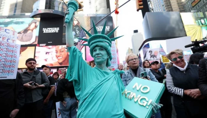 ‘নো কিংস’ আন্দোলনে তোলপাড় যুক্তরাষ্ট্র, বিক্ষোভে নেমেছে ৭০ লাখ মানুষ