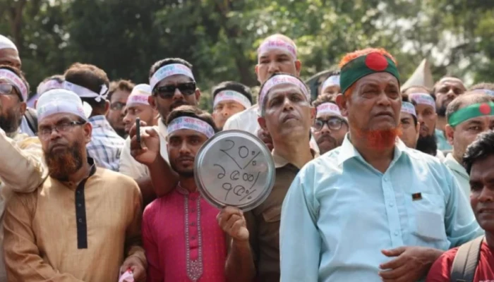 সোমবার থেকে অনশনে যাচ্ছেন শিক্ষকরা, জোরালো হচ্ছে কর্মবিরতি