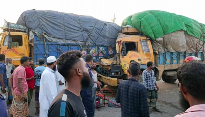 এক ট্রাকের পেছনে অন্য ট্রাকের ধাক্কা, প্রাণ গেল চালক-হেলপারের