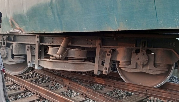 রাজশাহীতে ঢালারচর এক্সপ্রেস ট্রেনের বগি লাইনচ্যুত