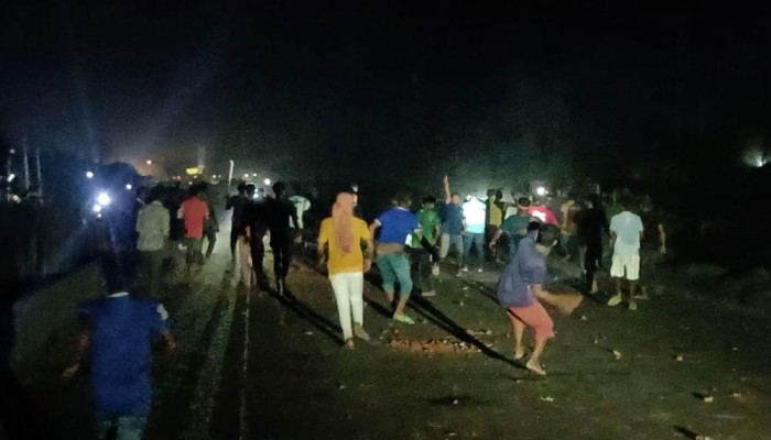ব্রাহ্মণবাড়িয়া টর্চ লাইট জ্বালিয়ে সড়কে দুই গোষ্ঠীর সংঘর্ষ, আহত ৩০
