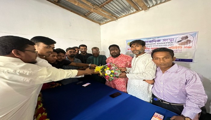 বাঘায় জাতীয় সাংবাদিক সংস্থা'র কার্যালয় উদ্বোধন ও দোয়া মাহফিলে অতিথিরা।