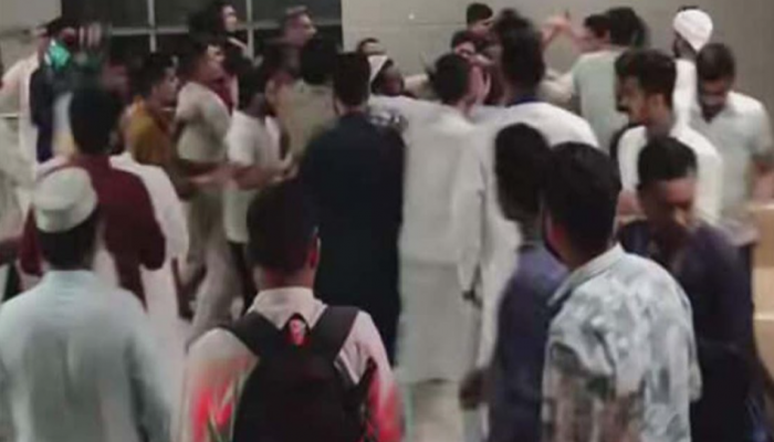 শাহবাগে এনসিপির দুই গ্রুপের সংঘর্ষ