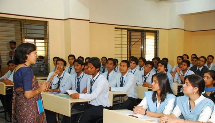 শিক্ষার্থীদের ক্ষতি পোষাতে শনিবারেও ক্লাস নিচ্ছেন শিক্ষকরা