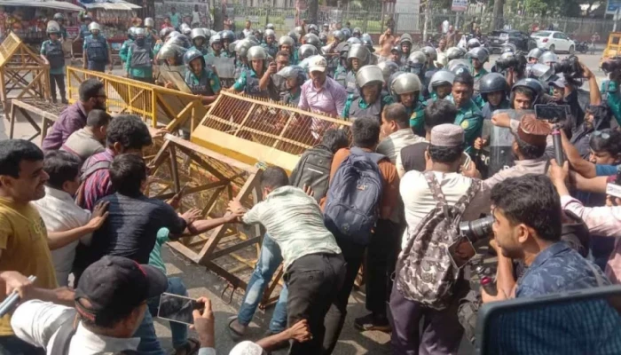 শাহবাগে পুলিশের বাধার মুখে প্রতিবন্ধী গ্র্যাজুয়েটদের যমুনা পদযাত্রা