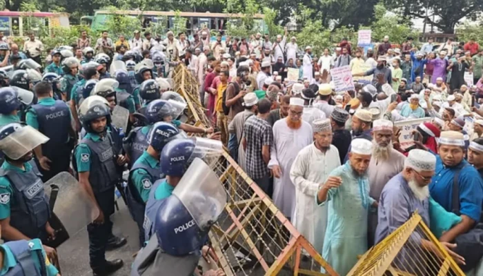 ইবতেদায়ি শিক্ষকদের ওপর পুলিশের জলকামান ও সাউন্ড গ্রেনেড, আহত অন্তত ৪৩ ইবতেদায়ি শিক্ষকদের ওপর পুলিশের জলকামান ও সাউন্ড গ্রেনেড, আহত অন্তত ৪৩