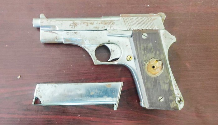 রাজশাহীতে পুকুরপাড় থেকে পিস্তল উদ্ধার