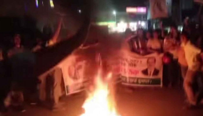 প্রার্থী তালিকায় নাম নেই, সীতাকুণ্ডে আসলাম চৌধুরীর সমর্থকদের সড়ক অবরোধ