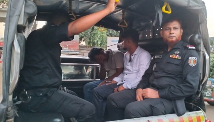 হাসপাতাল চত্বরে ইয়াবা বিক্রির সময় দুই মাদক ব্যবসায়ী আটক