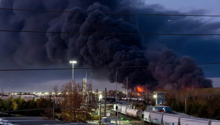 যুক্তরাষ্ট্রের লুইসভিলে কার্গো বিমান বিধ্বস্ত