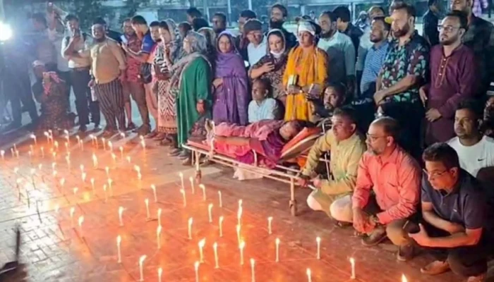 মোমবাতি জ্বালিয়ে 'পুলিশের হামলার' প্রতিবাদ প্রাথমিক শিক্ষকদের