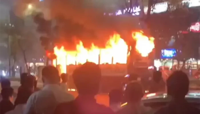 ধানমন্ডির ল্যাবএইড হাসপাতালের সামনে বাসে আগুন