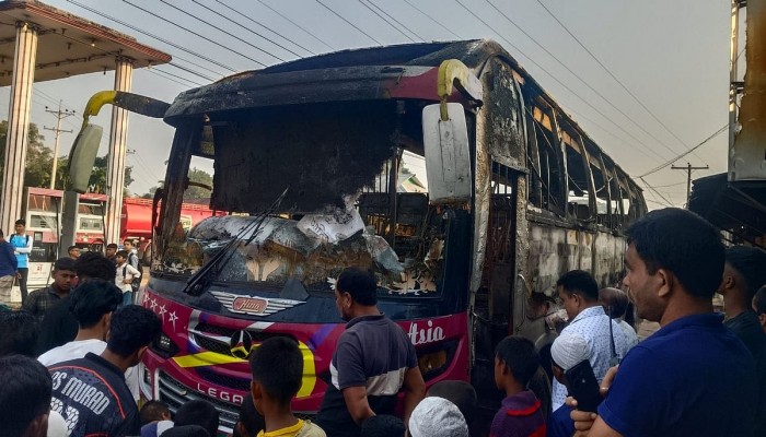 ময়মনসিংহে গভীর রাতে বাসে আগুন, পুড়ে মারা গেলেন ঘুমন্ত একজন