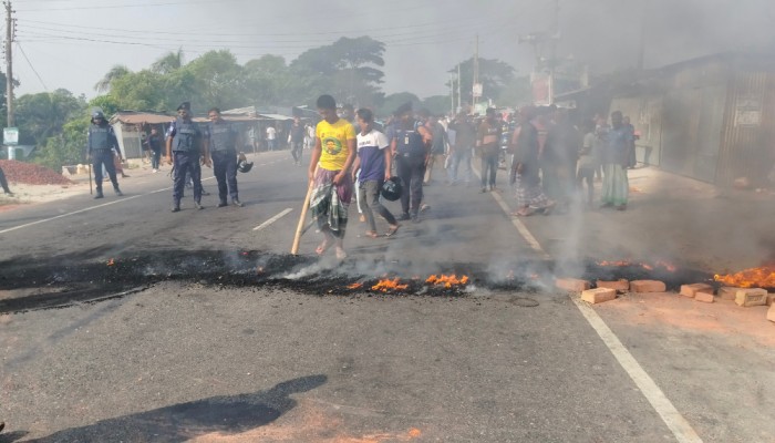 চার ঘন্টা পর ঢাকা-খুলনা মহাসড়কে যান চলাচল স্বাভাবিক