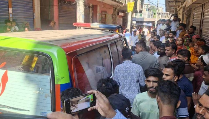 স্ত্রীর গলা কাটা মরদেহের পাশেই পড়ে ছিলেন আহত স্বামী