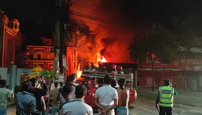 সিলেটে মধ্যরাতে ১৩টি গাড়ি পুড়ে ছাই