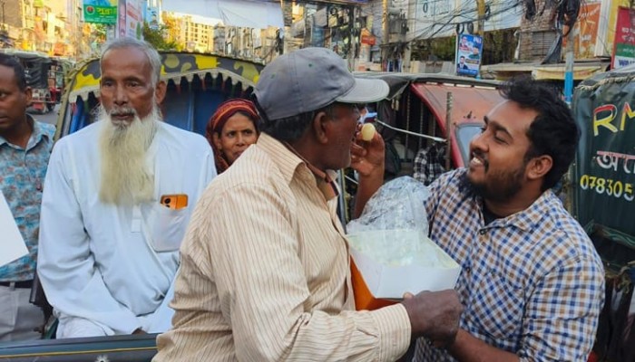 শেখ হাসিনার মৃত্যুদণ্ডকে স্বাগত জানিয়ে রাজশাহীতে মিষ্টি বিতরণ