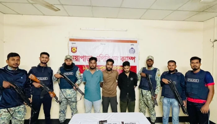 রোহিঙ্গা ক্যাম্পে বিদেশি পিস্তলসহ আটক ৩