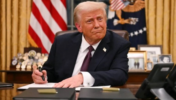 এপস্টেইনের নথি প্রকাশ বিলে স্বাক্ষর করলেন ট্রাম্প