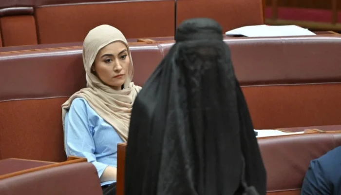 বোরকা পরে হাজির পার্লামেন্টে, ক্ষোভের মুখে অস্ট্রেলিয়ার সিনেটর