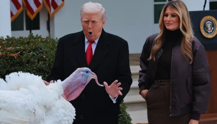 দুই টার্কি মুরগিকে আনুষ্ঠানিকভাবে ‘ক্ষমা’ করলেন ট্রাম্প