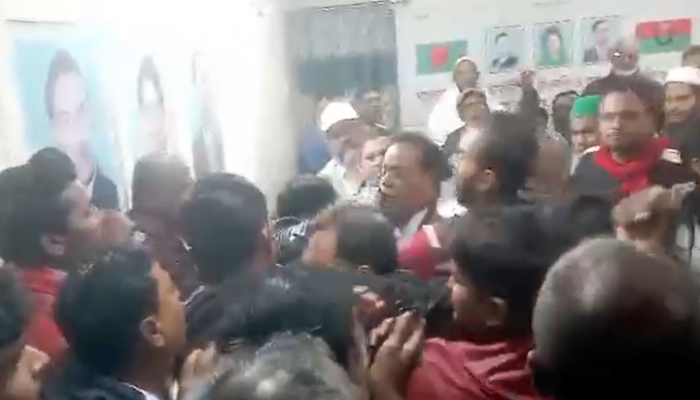 রাজশাহীতে বিএনপির দুই পক্ষের হাতাহাতি, হাতবোমা বিস্ফোরণ