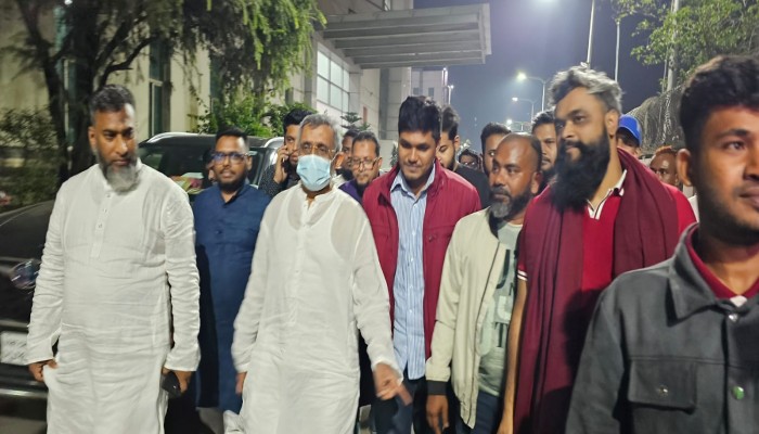 গভীর রাতে বাবর নেতাকর্মীর নিয়ে ছুটে গেলেন খালেদা জিয়ার খোঁজ নিতে এভারকেয়ারে