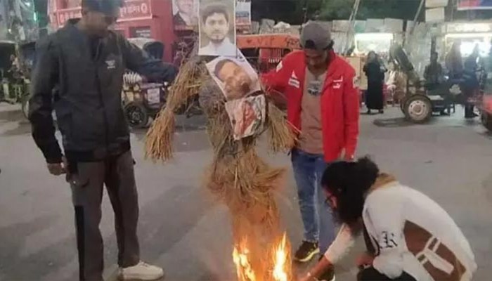 রাজশাহীতে শেখ হাসিনা ও এনসিপি নেতার কুশপুতুল দাহ