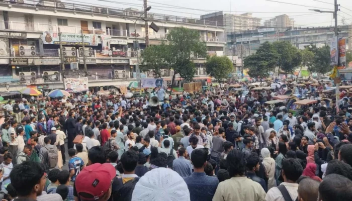 ঢাকা কলেজের সামনে সড়ক অবরোধ, তীব্র যানজটে নিউমার্কেটের সড়ক