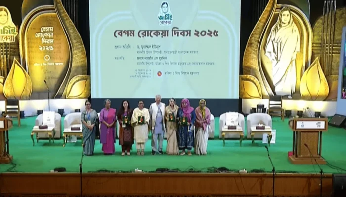 ৪ নারীর হাতে বেগম রোকেয়া পদক তুলে দিলেন প্রধান উপদেষ্টা