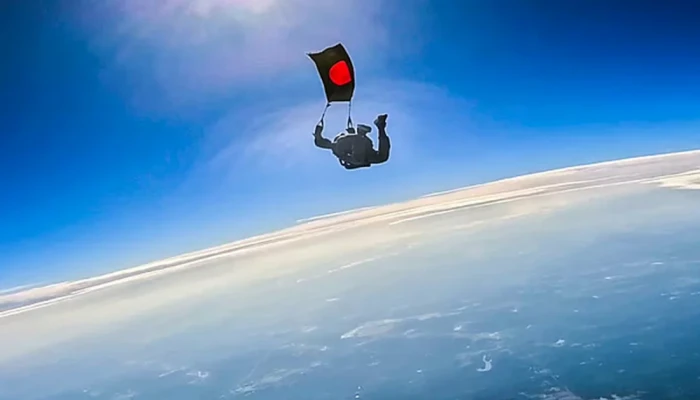 বিজয় দিবসে সর্বাধিক পতাকা হাতে প্যারাস্যুটিং করে বিশ্ব রেকর্ড গড়ার প্রস্তুতি