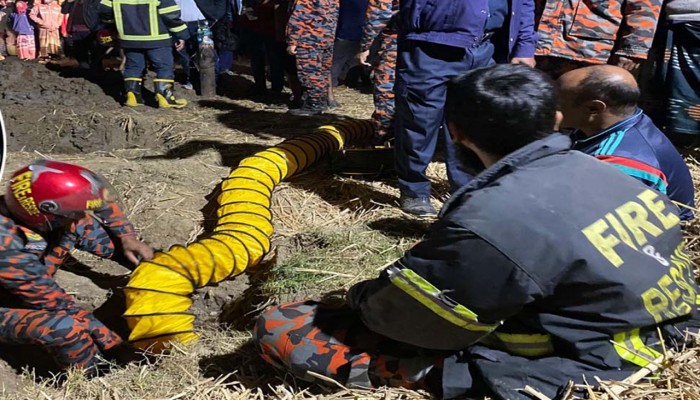 ‘আমি গর্ত পাড় হয়ে গেছি, বাচ্চা পা দিছে আর চলে গেছে’