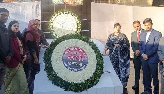 পুষ্পস্তবক অর্পণের মধ্য দিয়ে ময়মনসিংহে শহীদ বুদ্ধিজীবী দিবস পালিত
